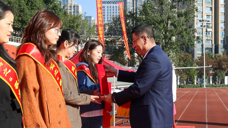 程培华理事长给获焦剡颁奖.jpg